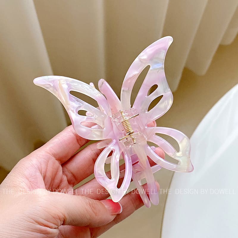 Módny a elegantný motýľový klip